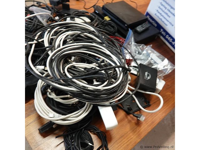 Grote partij bekabeling in verhuisdoos - afbeelding 4 van  5