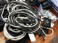 Grote partij bekabeling in verhuisdoos - afbeelding 4 van  5