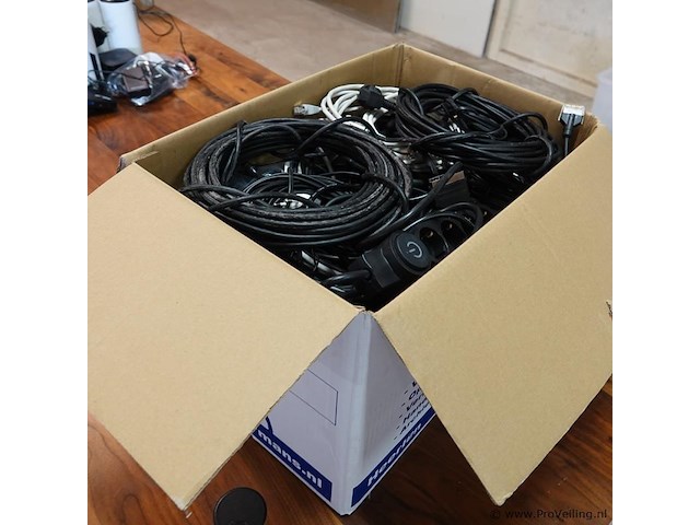 Grote partij bekabeling in verhuisdoos - afbeelding 5 van  5