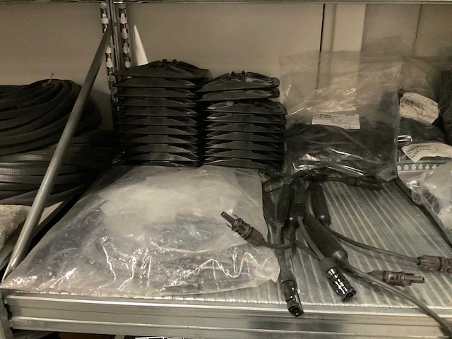 Grote partij benodigdheden voor zonnepanelen - afbeelding 5 van  26