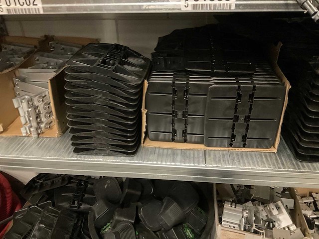 Grote partij benodigdheden voor zonnepanelen - afbeelding 15 van  26