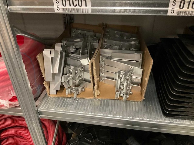 Grote partij benodigdheden voor zonnepanelen - afbeelding 16 van  26