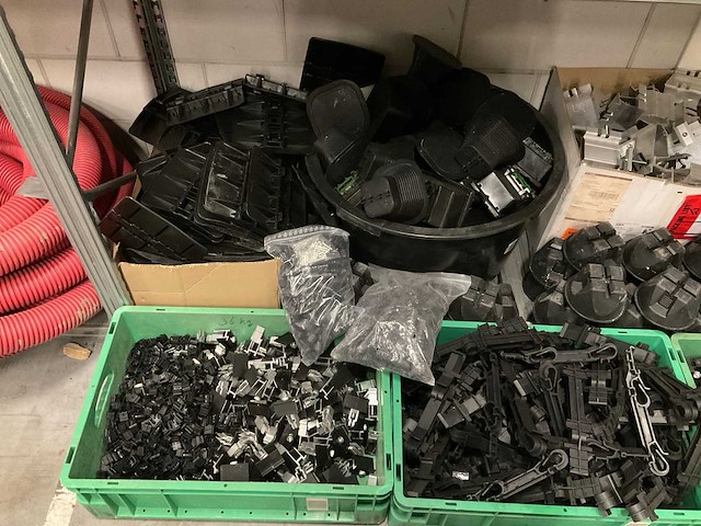 Grote partij benodigdheden voor zonnepanelen - afbeelding 17 van  26