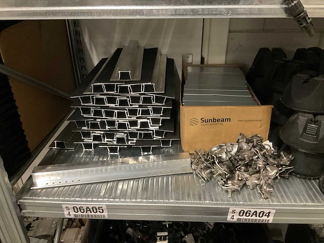 Grote partij benodigdheden voor zonnepanelen - afbeelding 25 van  26