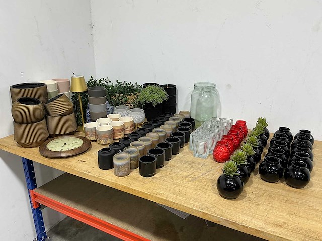 Grote partij divers decoratiemateriaal - afbeelding 1 van  8