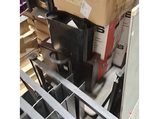 Grote partij diverse bedrijfsisnventaris - afbeelding 2 van  18