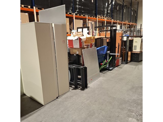 Grote partij diverse bedrijfsisnventaris - afbeelding 1 van  18