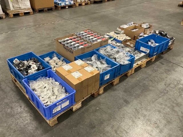 Grote partij diverse elektromaterialen - afbeelding 1 van  16