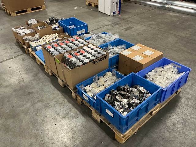 Grote partij diverse elektromaterialen - afbeelding 11 van  16