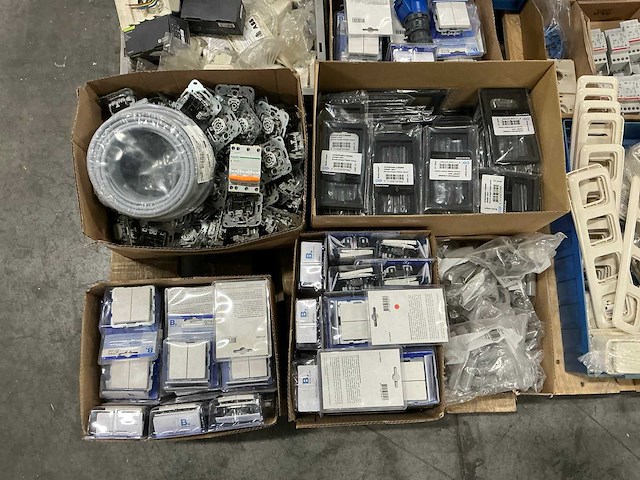 Grote partij diverse elektromaterialen - afbeelding 13 van  16