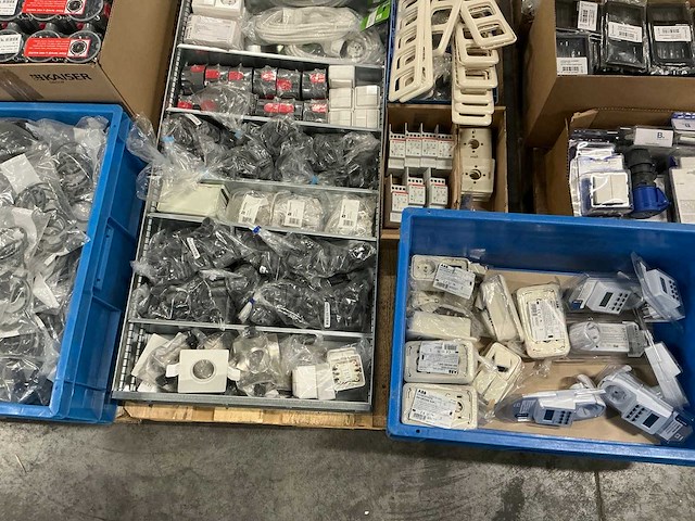 Grote partij diverse elektromaterialen - afbeelding 15 van  16