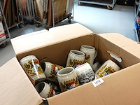 Grote partij duitse kroezen in doos