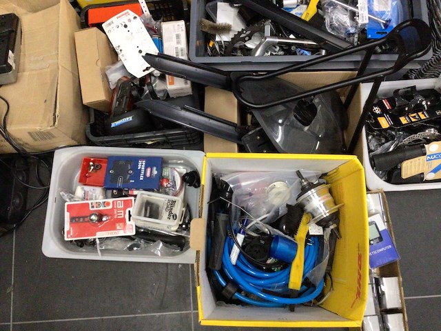 Grote partij fietsonderdelen - afbeelding 2 van  5