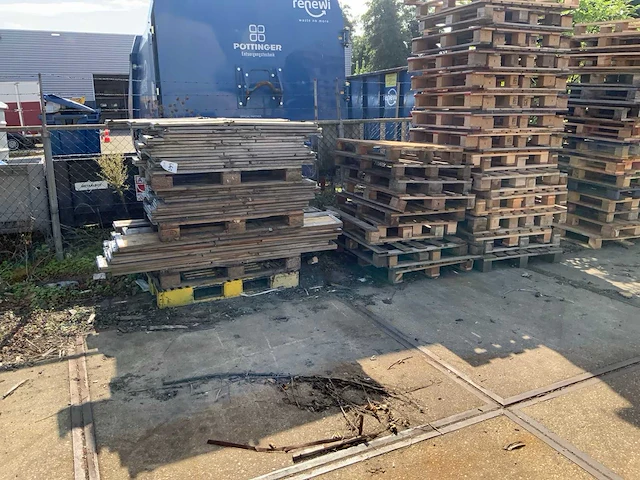 Grote partij houten pallets - afbeelding 2 van  6