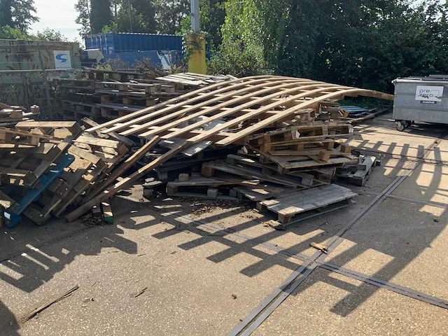 Grote partij houten pallets - afbeelding 6 van  6