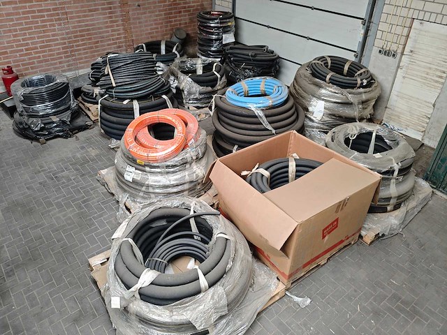 Grote partij hydrauliek slangen en toebehoren - afbeelding 1 van  89