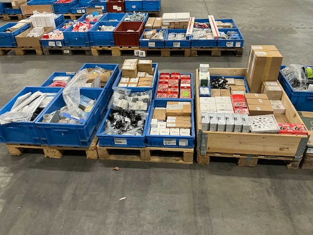 Grote partij installatiematerialen - afbeelding 10 van  15