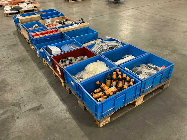 Grote partij installatiematerialen - afbeelding 1 van  6