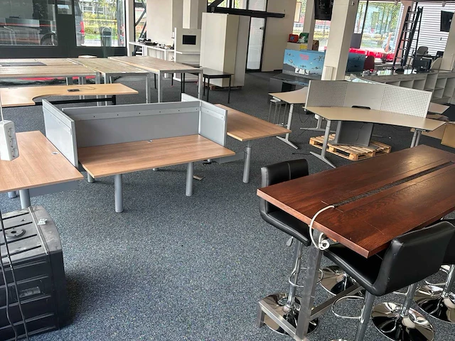 Grote partij kantoorinventaris - afbeelding 1 van  46
