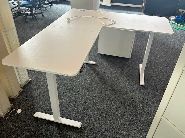 Grote partij kantoorinventaris - afbeelding 10 van  45