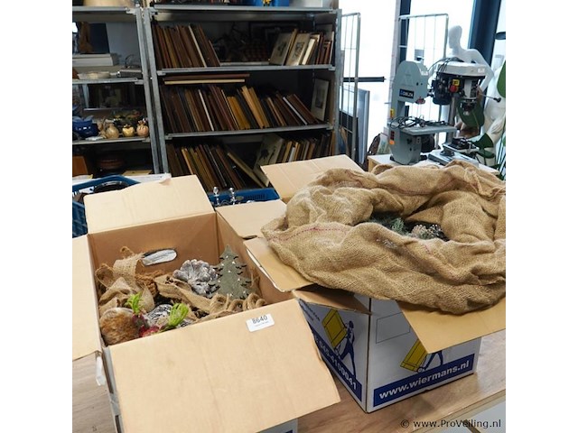 Grote partij kerstversiering in 2 volle verhuisdozen - afbeelding 1 van  5