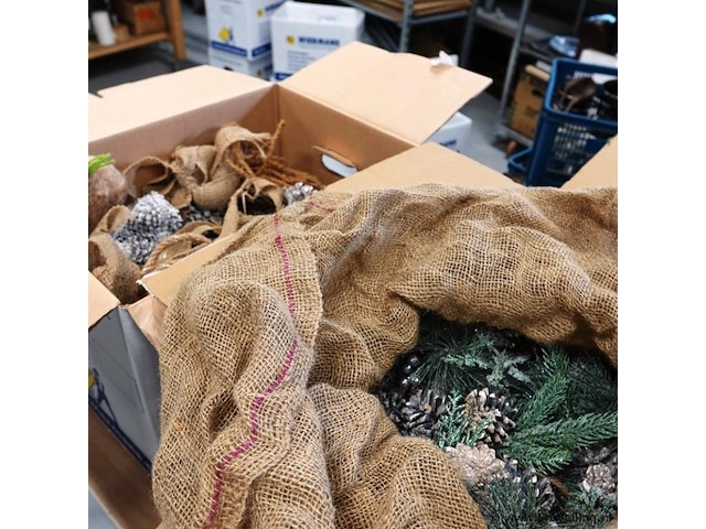 Grote partij kerstversiering in 2 volle verhuisdozen - afbeelding 4 van  5