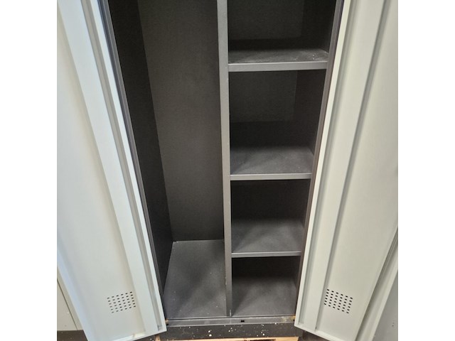Grote partij lockerkasten - afbeelding 5 van  13