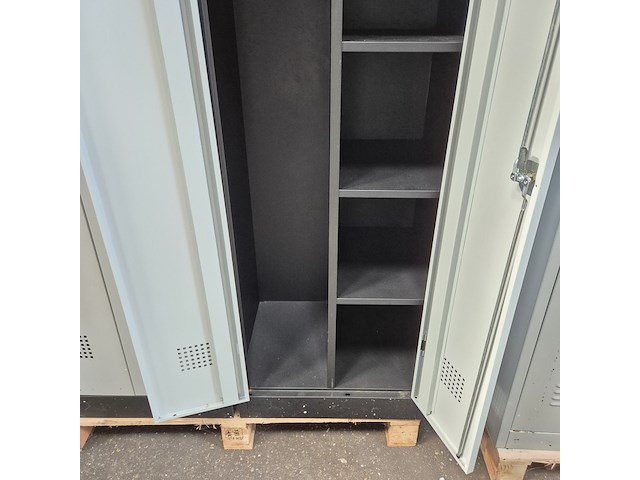 Grote partij lockerkasten - afbeelding 9 van  13