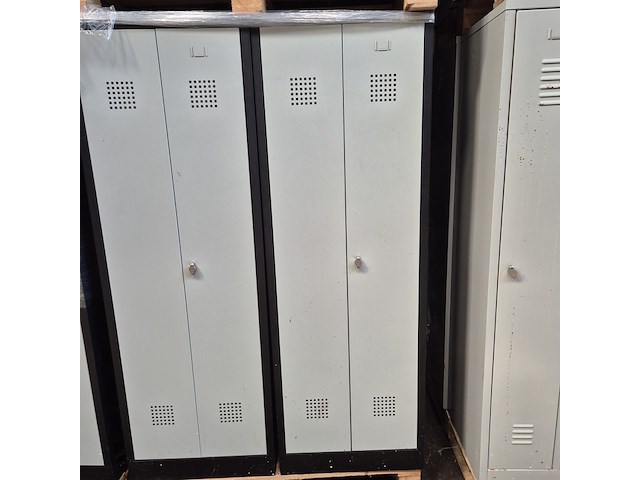 Grote partij lockerkasten - afbeelding 3 van  6