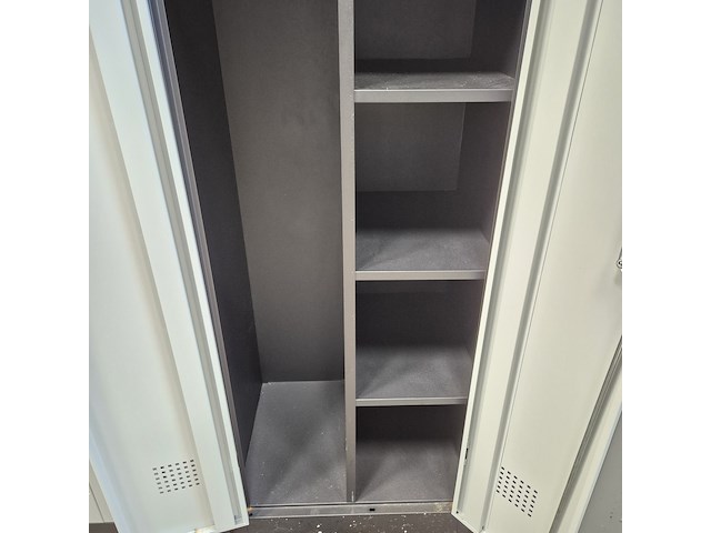Grote partij lockerkasten - afbeelding 6 van  6