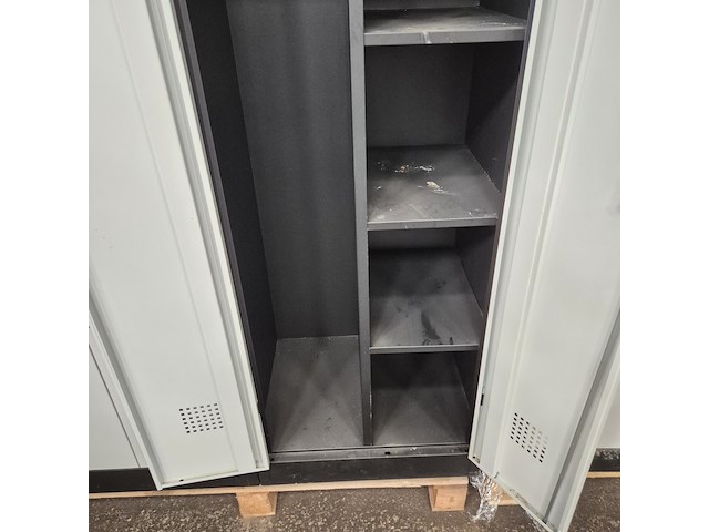 Grote partij lockerkasten - afbeelding 6 van  6
