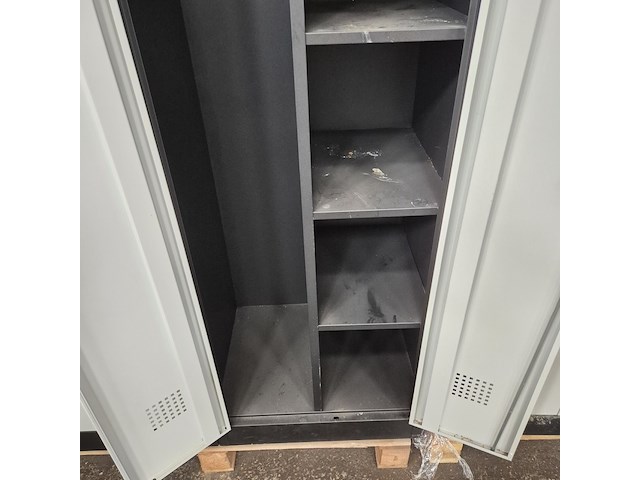 Grote partij lockerkasten - afbeelding 6 van  6