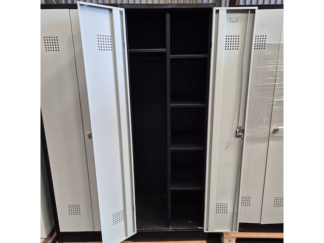Grote partij lockerkasten - afbeelding 4 van  8