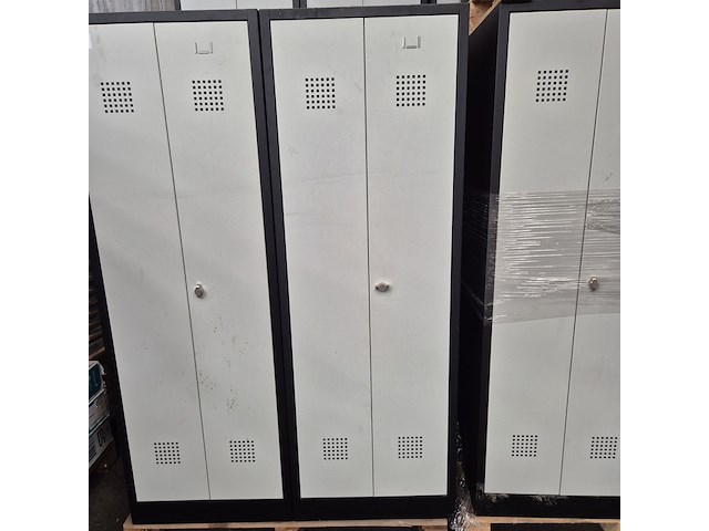 Grote partij lockerkasten - afbeelding 3 van  6