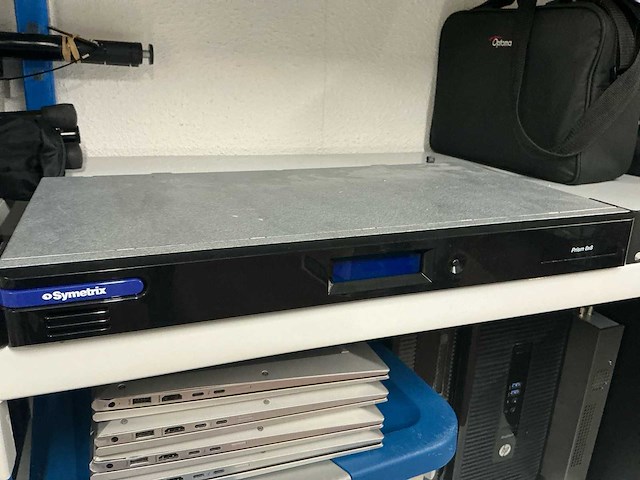 Grote partij met schermen en computer onderdelen en kabels - afbeelding 3 van  18