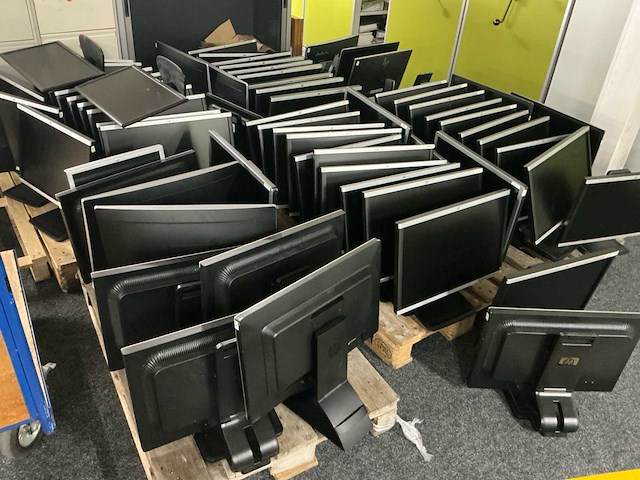 Grote partij met schermen en computer onderdelen en kabels - afbeelding 9 van  18