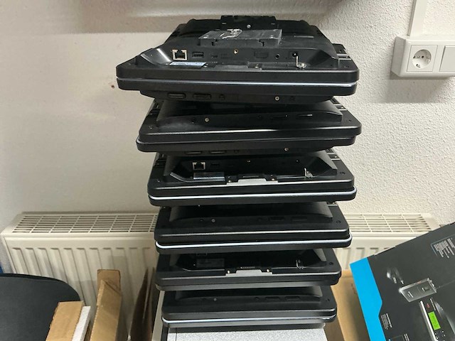 Grote partij met schermen en computer onderdelen en kabels - afbeelding 11 van  18