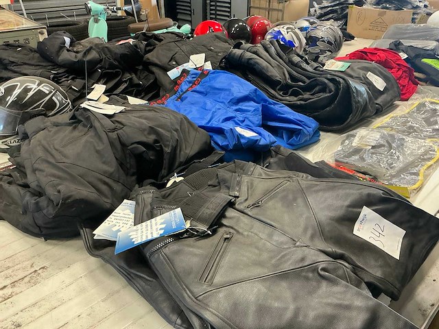 Grote partij motorkleding helmen handschoenen - afbeelding 10 van  10