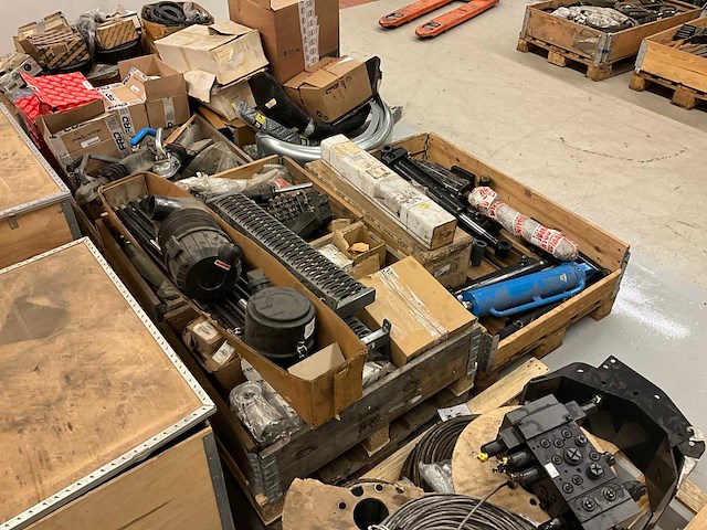 Grote partij onderdelen manitou, wacker, genie en yale bouwmachines - afbeelding 5 van  14