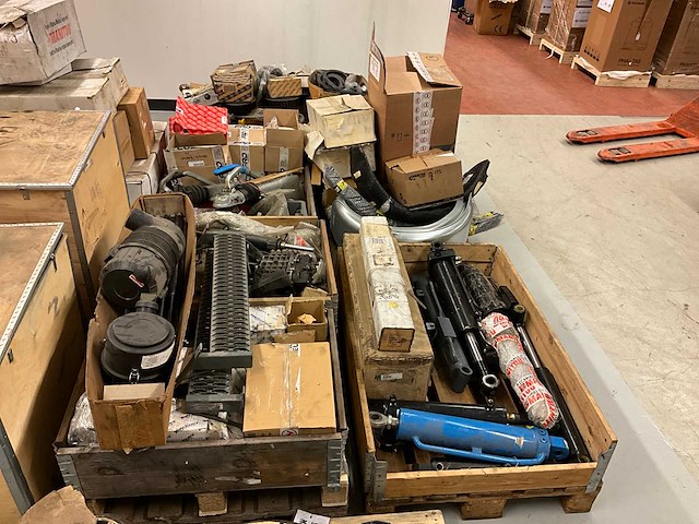 Grote partij onderdelen manitou, wacker, genie en yale bouwmachines - afbeelding 6 van  14