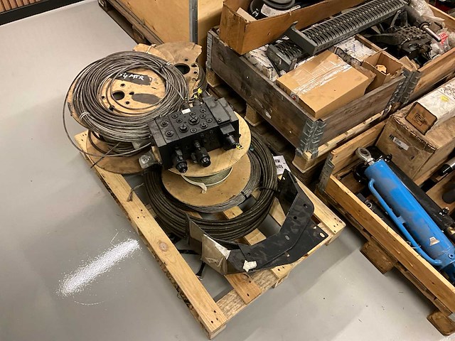 Grote partij onderdelen manitou, wacker, genie en yale bouwmachines - afbeelding 8 van  14