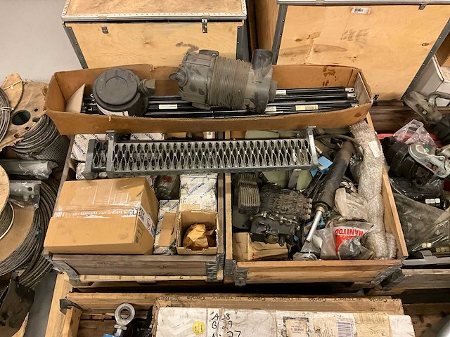 Grote partij onderdelen manitou, wacker, genie en yale bouwmachines - afbeelding 9 van  14