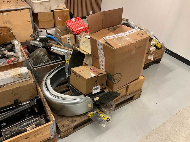 Grote partij onderdelen manitou, wacker, genie en yale bouwmachines - afbeelding 10 van  14