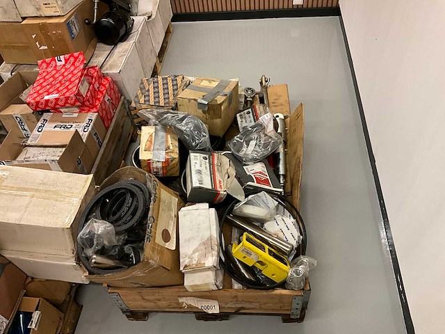 Grote partij onderdelen manitou, wacker, genie en yale bouwmachines - afbeelding 12 van  14