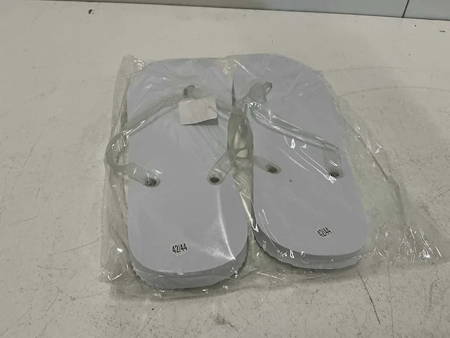 Grote partij ongebruikte teenslippers - afbeelding 1 van  7
