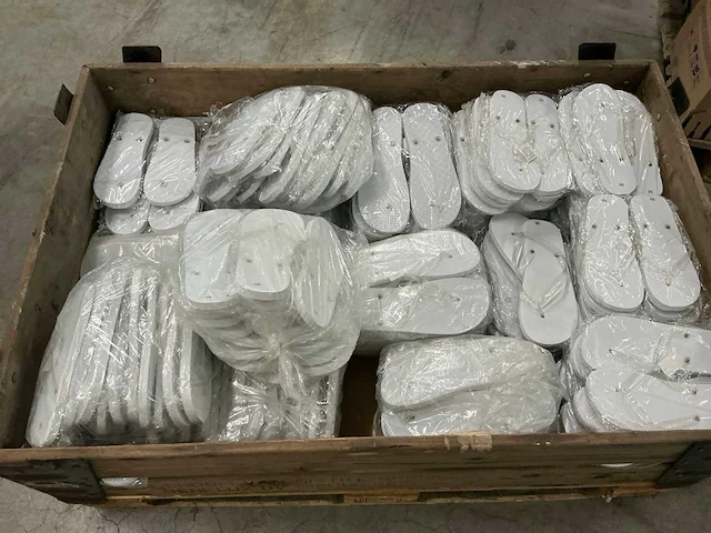 Grote partij ongebruikte teenslippers - afbeelding 4 van  7