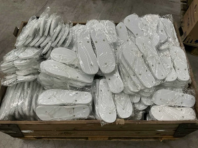 Grote partij ongebruikte teenslippers - afbeelding 5 van  7