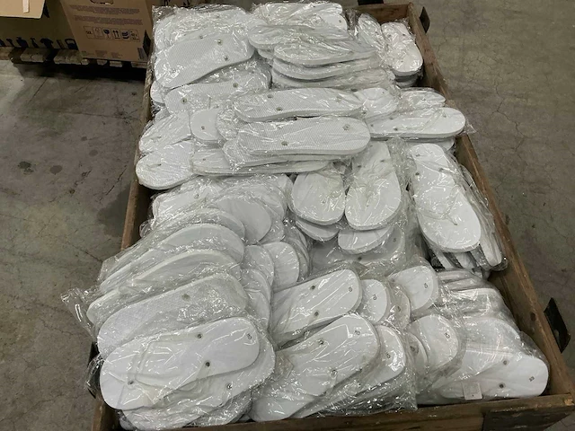 Grote partij ongebruikte teenslippers - afbeelding 6 van  7
