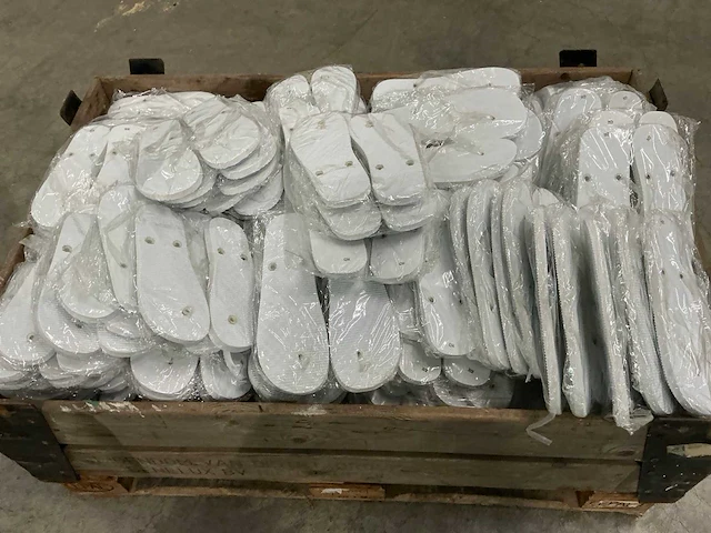 Grote partij ongebruikte teenslippers - afbeelding 7 van  7