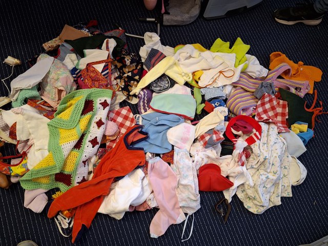 Grote partij poppenkleertjes ruim 100 stuks - afbeelding 2 van  3